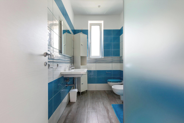 Bathroom 4, Villa Evi, Brindisi
