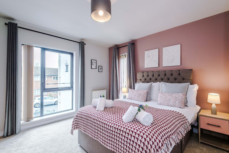 Room 3, Modern 2 Bed Manchester Stay With Parking Garden, Manchester