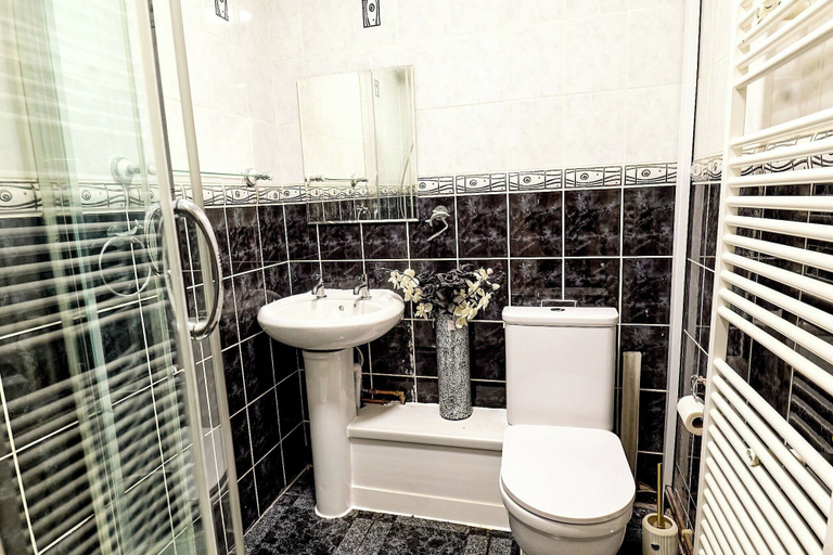 Bathroom 2, House Sleeps 8 with Free Parking & WiFi, Sandwell