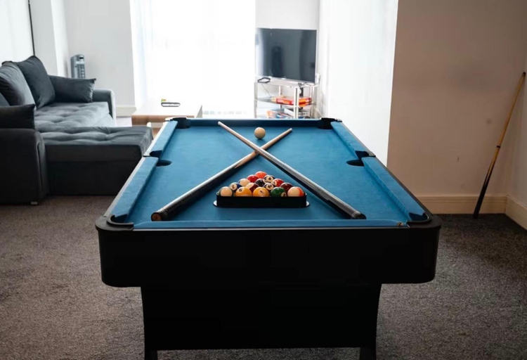 Game room, Apartment Sleeps 7 with Wifi, Birmingham