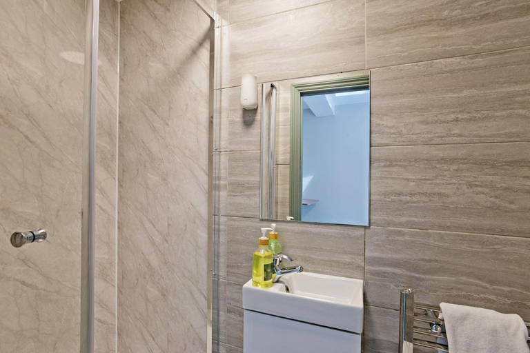 Bathroom 3, Central Apartments by AIA near Tottenham Hotspur, London