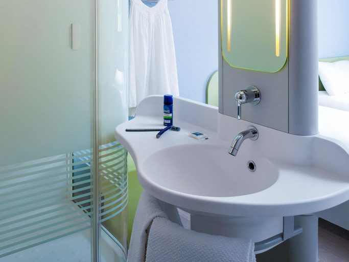 Bathroom 3, ibis budget Romorantin, Loir-et-Cher