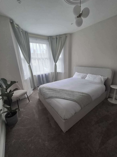 Room 5, Refurbished Apartment Sleeps 2 With Parking, London