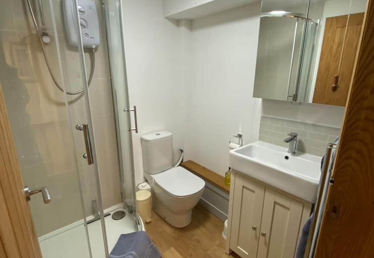 Bathroom 4, Quiet, Modern Ground Floor Annex Near Theatr Clwyd, Flintshire