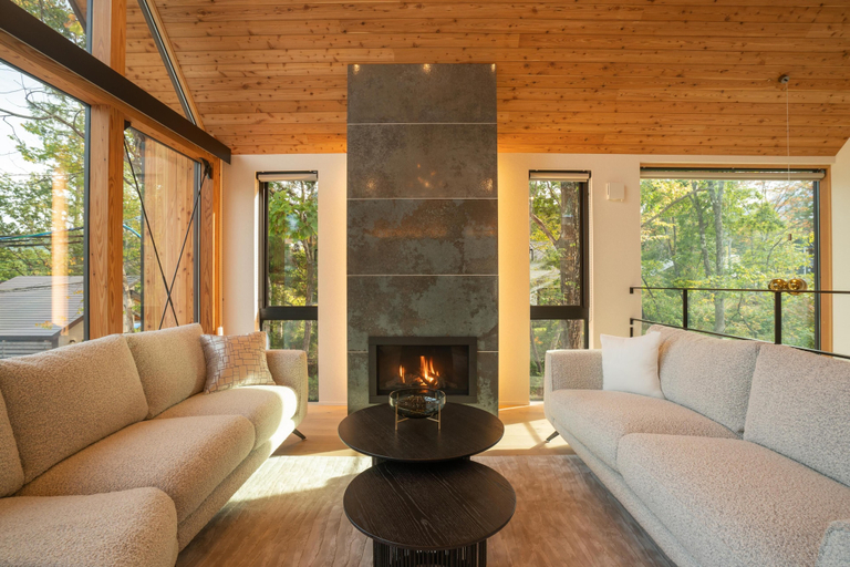 Living area 2, Echowoods. Luxe. Fireplace. Onsen, Hakuba
