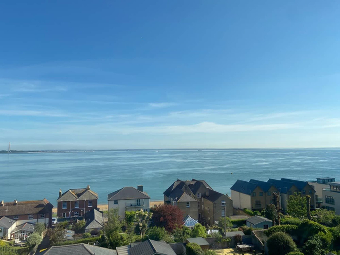 Room 2, Solent View Apartment 3 bed Panoramic sea Views, Isle of Wight