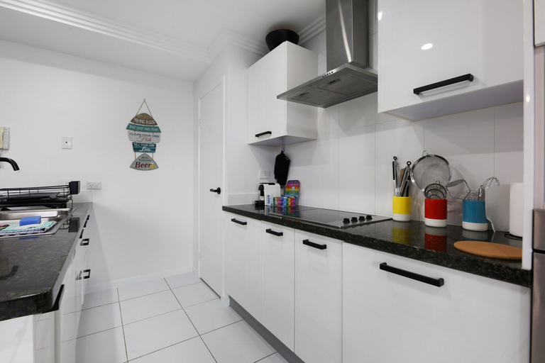 Private kitchen 5, Spacious 2-bed Stay on Marine Parade, Gold Coast