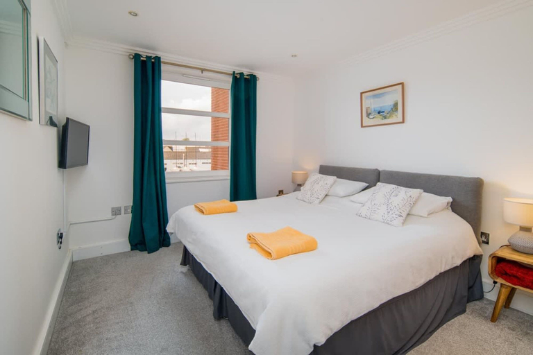 Room 5, Coastal View Stylish Waterfront Apartment Cowes, Isle of Wight