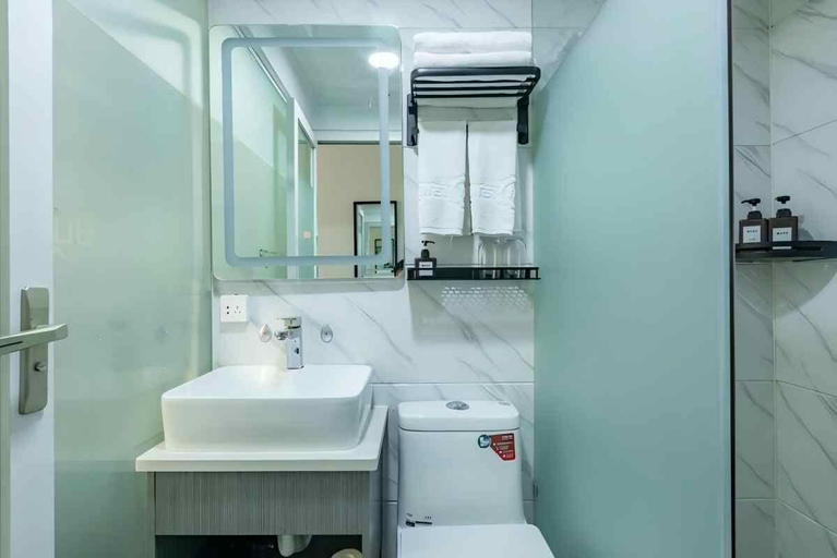 Bathroom 4, Happy Dragon Alley Hotel-Forbidden City, Beijing