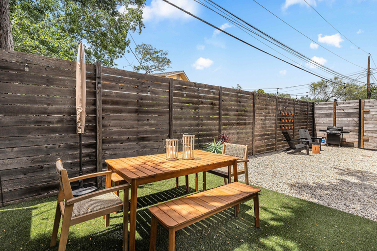 Room 2, Stylish South Austin Getaway With Yard, Travis