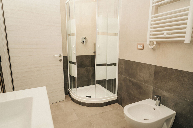 Bathroom 4, Hotel Mediterraneo, Rome