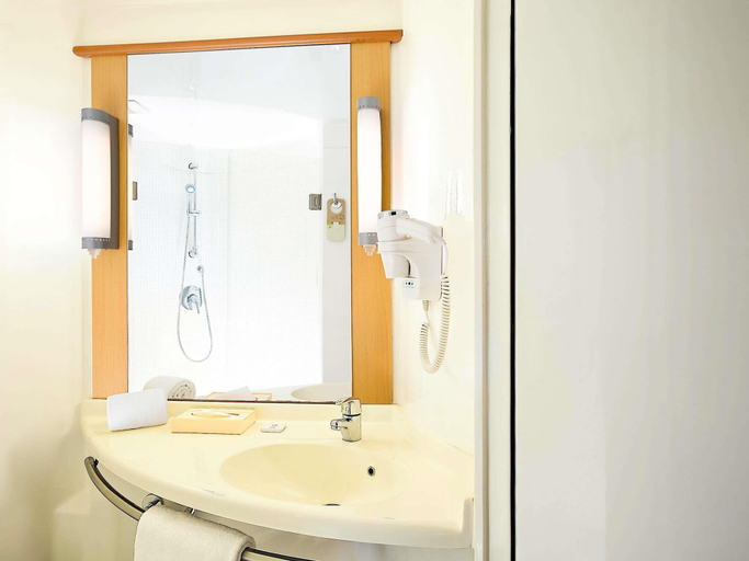 Bathroom 5, ibis Navi Mumbai, Thane