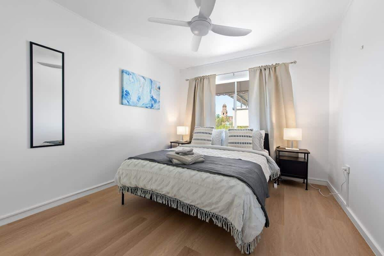 Interior 2, New Farm Nest! 2bed/1bath/2car/balcony, New Farm