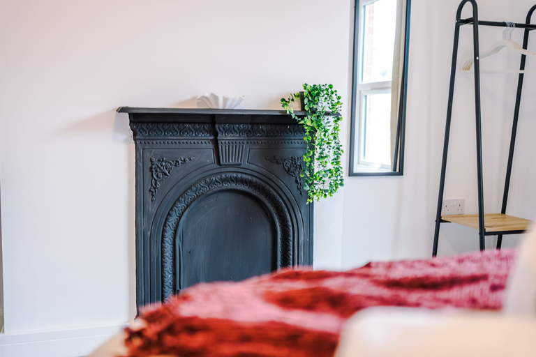 Room 2, Central 2 Bed in Wrexham Sleeps 6 With Parking, Wrexham