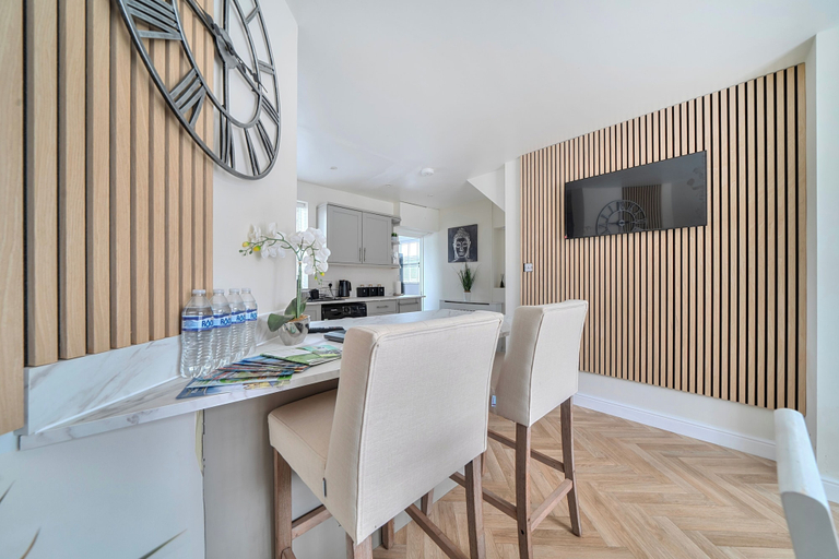 Private kitchen 4, Gym - Hot tub - Sauna - Parking - - Sleeps 6, Flintshire