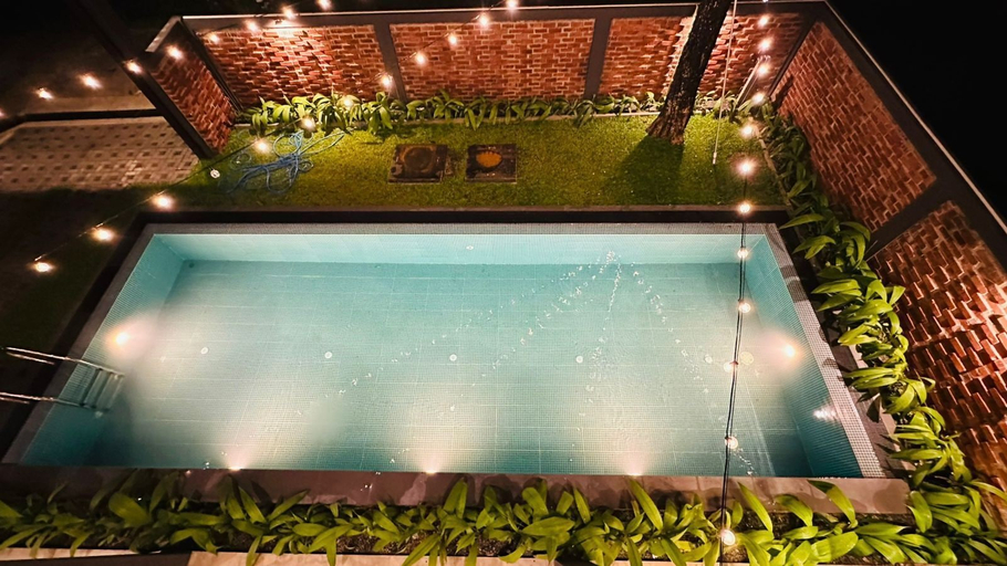 Pool 5, Airport Hotel Transit 98, Katana