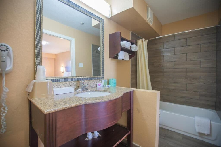 Bathroom 5, Crossroads Hotel and Suites Irving, Irving