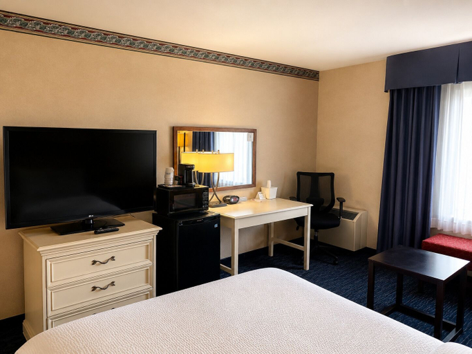 Bedroom 3, Ramada by Wyndham Trenton, Lake Ontario