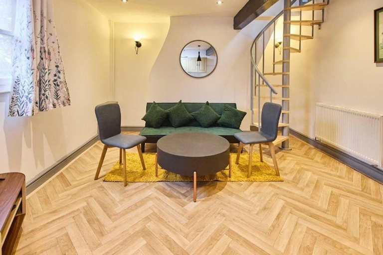 Living area 4, Apartment Sleeps 8 with WiFi, Nottingham