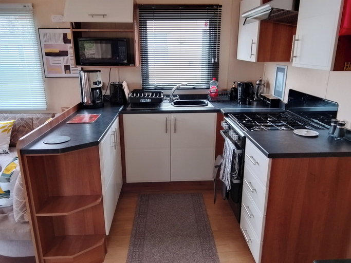 Private kitchen, Stay 6 - Pool - Parking - Beachside - Pet Friendly, Norfolk