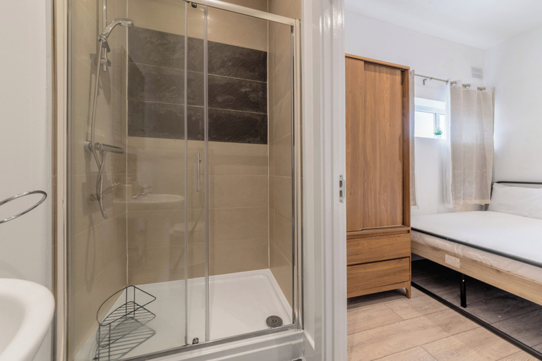 Bathroom 2, Central - Stay 4 - Paid Parking - Near Transport, Kent