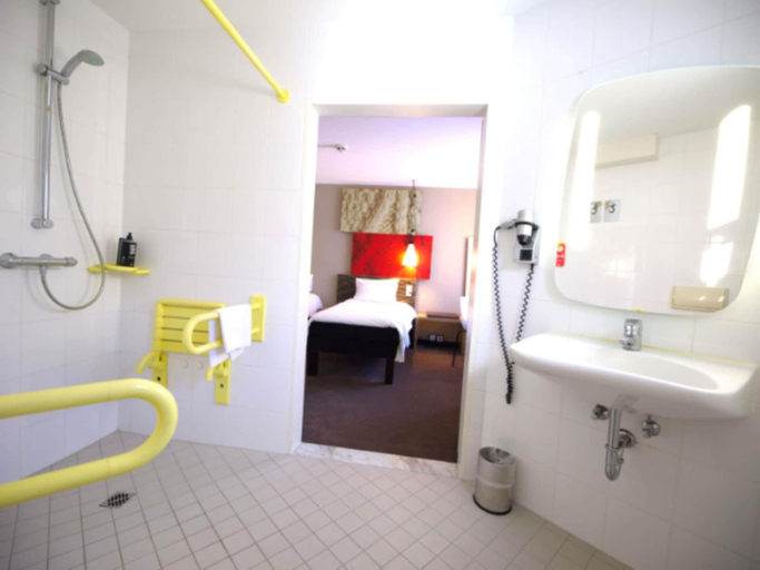 Bathroom 5, ibis Koeln Centrum, Köln