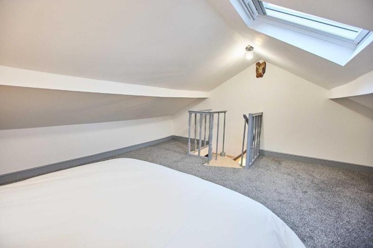 Room 2, Apartment Sleeps 8 with WiFi, Nottingham