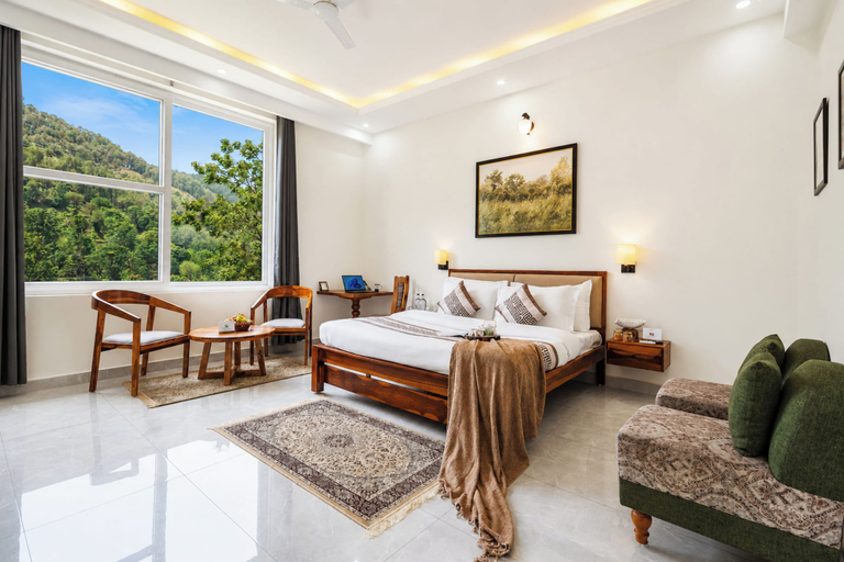 Room 2, Alaya Stays Gable Peaks with Plunge Pool, Solan