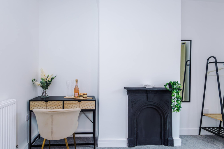 Room 5, Central 2 Bed in Wrexham Sleeps 6 With Parking, Wrexham