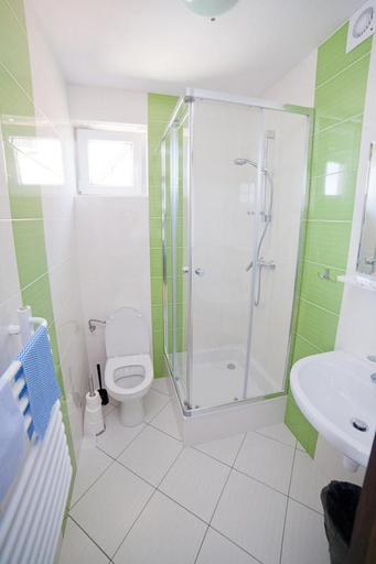 Bathroom 2, Willa KAMA, Puck