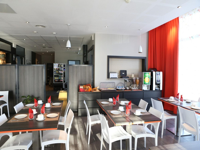 Dining 2, Urban Escape on the Edge of Paris, Val-de-Marne