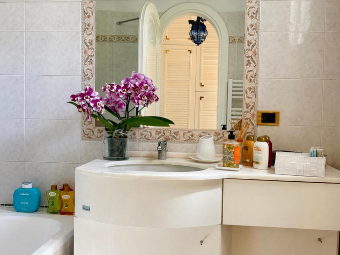 Bathroom 2, Syrene Suites Sorrento, Napoli