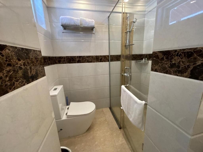 Bathroom 5, Villa 40 - Kandy, K.F.G. & G. Korale