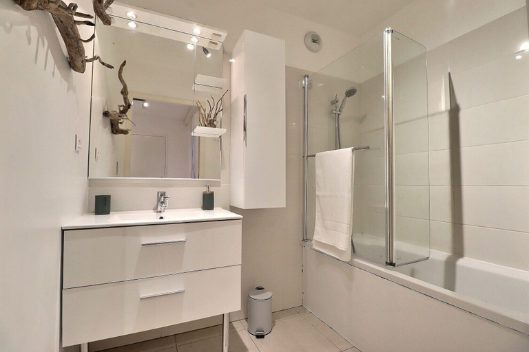 Bathroom 3, Evasion Tropicale, Corse-du-Sud