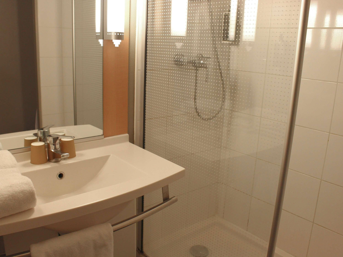 Bathroom 4, ibis Dijon Sud, Côte-d'Or
