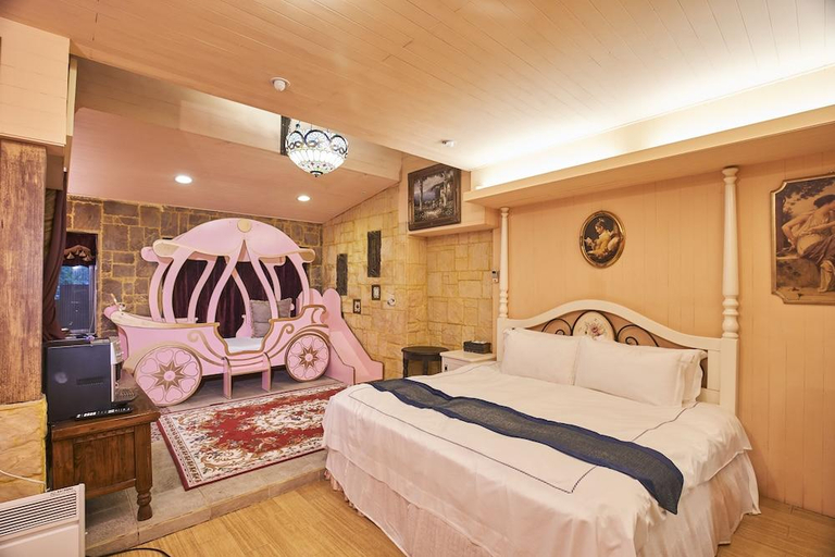 Bedroom 2, Xin Yuan Castle Hotel, Yilan