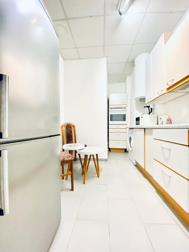 Private kitchen 4, Peaceful 3 Bedroom Apartment in Area, Wien