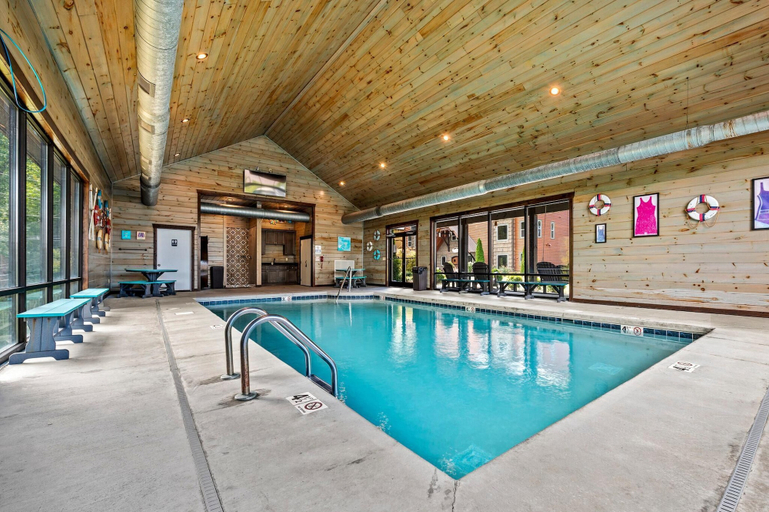 Pool 2, The Big Oak Lodge, Sevier