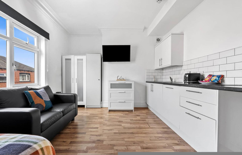 Room 2, Modern Leeds Studio Retreat Sleeps 2 Street Parking, Leeds