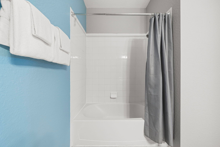 Bathroom 5, Lakefront Luxury, Orange