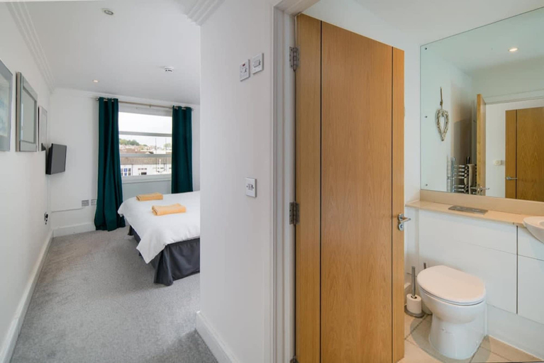 Room 2, Coastal View Stylish Waterfront Apartment Cowes, Isle of Wight