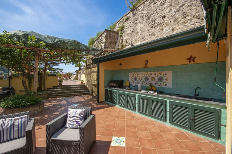 Room 5, Casa di Trilly - With Hot Tub Lemon Garden, Salerno