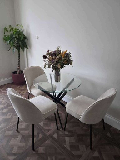 Dining, Refurbished Apartment Sleeps 2 With Parking, London