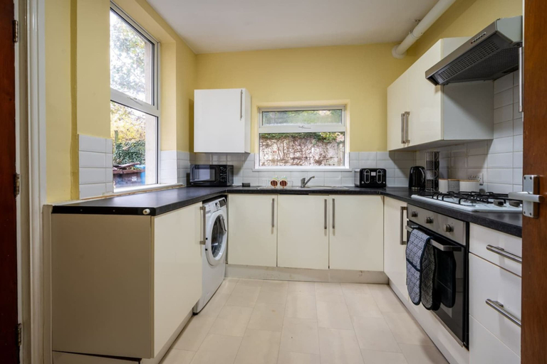 Room 2, Spacious 5BR Sheffield Home Sleeps 10 Near City Centre, Sheffield
