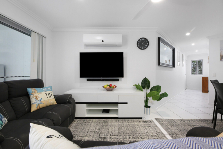 Living room 2, Spacious 2-bed Stay on Marine Parade, Gold Coast