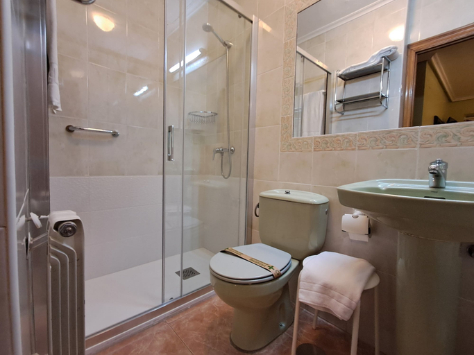 Bathroom 3, La Casona, Cantabria
