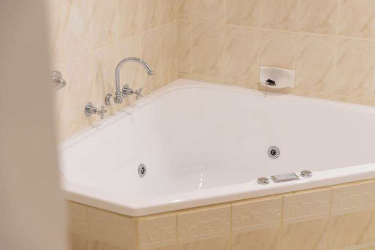 Bathroom 3, Charlesworth On The Park, Glen Innes Severn