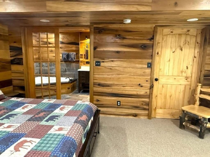 Room 2, Smoky Mountain Getaway 3 Bedroom Cabin, Sevier