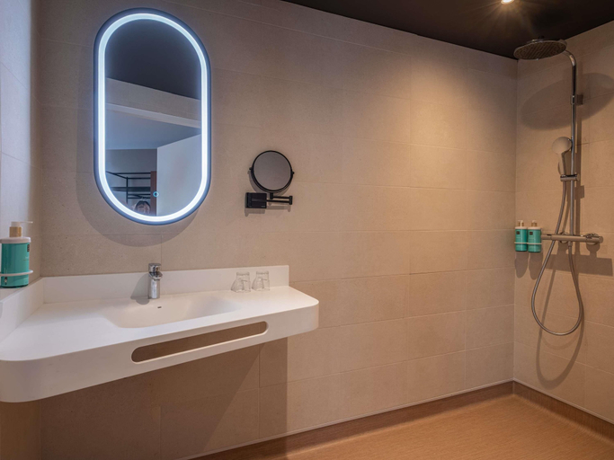 Bathroom 5, Novotel Marseille Centre Gare, Bouches-du-Rhône