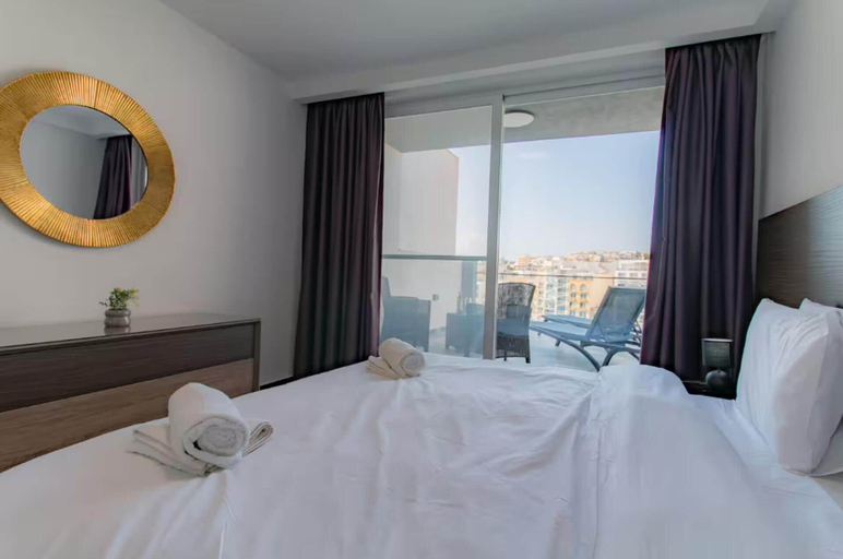 Room 4, 2-br Duplex Penthouse Spinola Sea View Balcony, St Julian's
